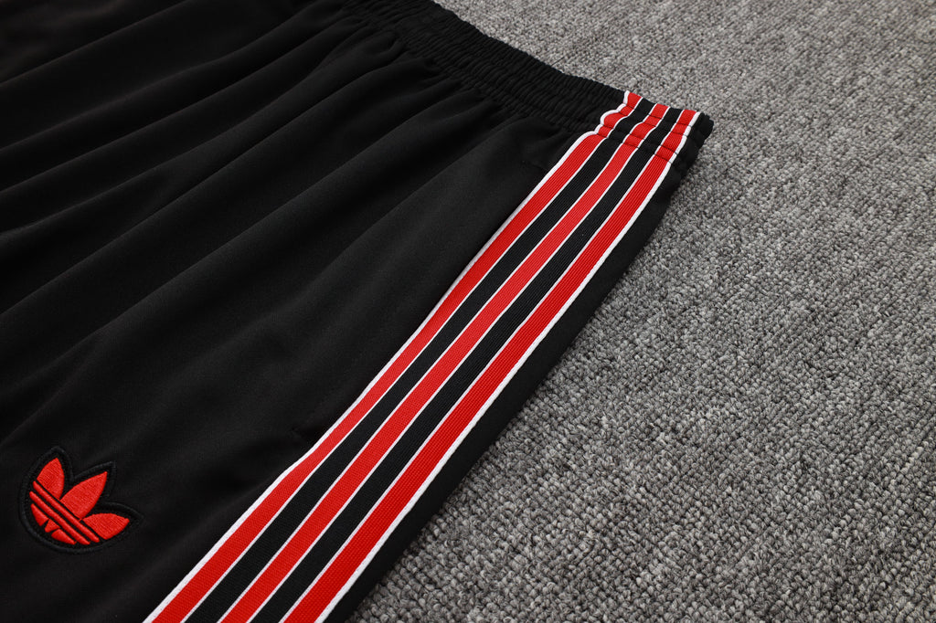 Manchester United - Tracksuit 3 - Adults